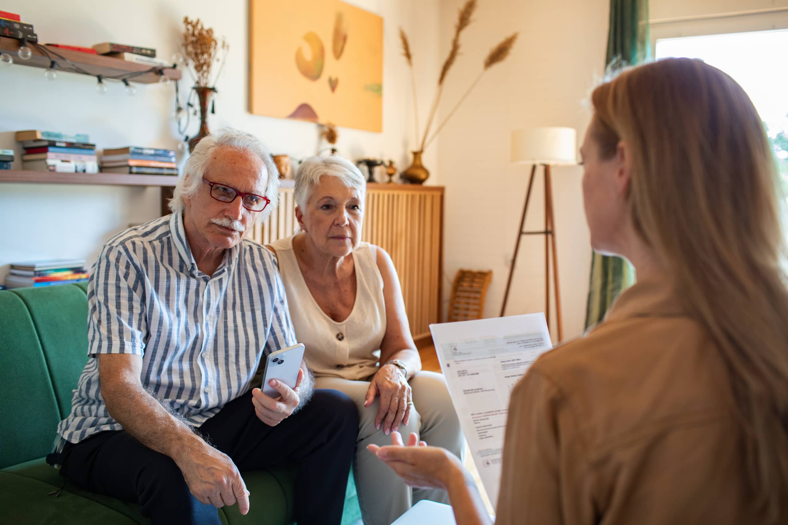 Starší pár při konzultaci s mladou ženou