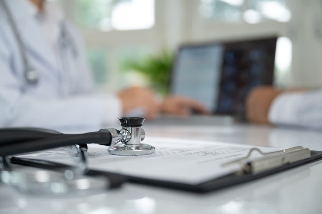 Detail stetoskopu na lékařském stole